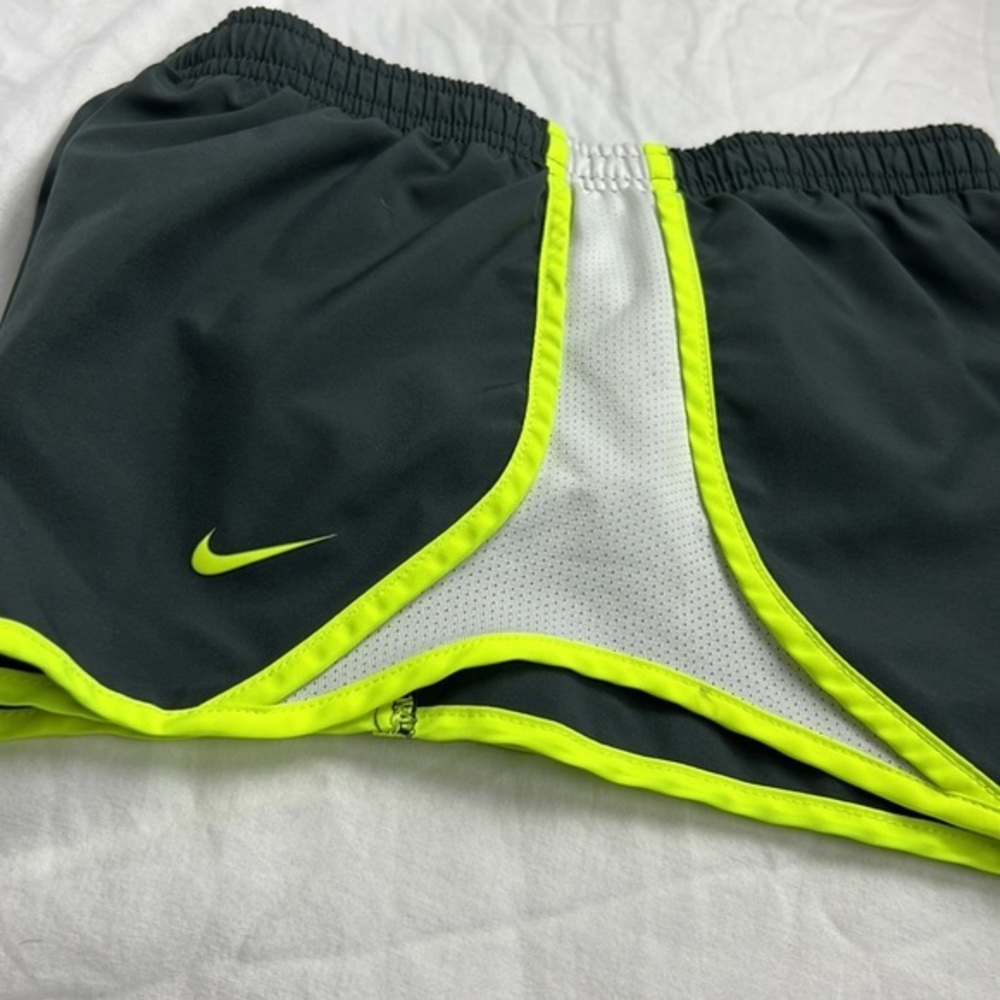 Nike - Picture 2 of 8